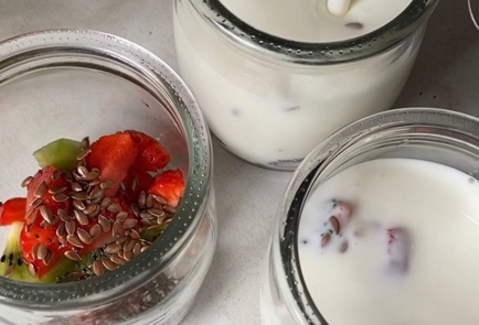 Фото шага рецепта Ленивый йогурт с чиа семенами льна и фруктами 173434 шаг 2  