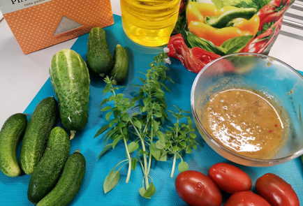 Фото шага рецепта Летний овощной салат с базиликом и ткемали 151520 шаг 1  
