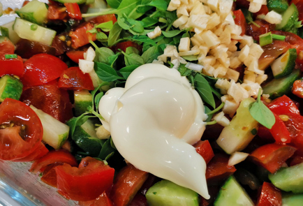 Фото шага рецепта Летний овощной салат с базиликом и ткемали 151520 шаг 14  
