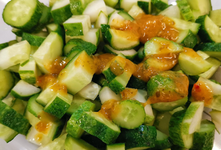 Фото шага рецепта Летний овощной салат с базиликом и ткемали 151520 шаг 3  