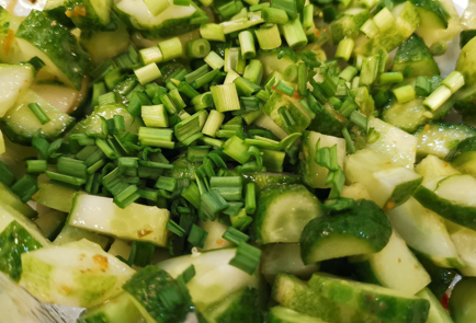 Фото шага рецепта Летний овощной салат с базиликом и ткемали 151520 шаг 5  