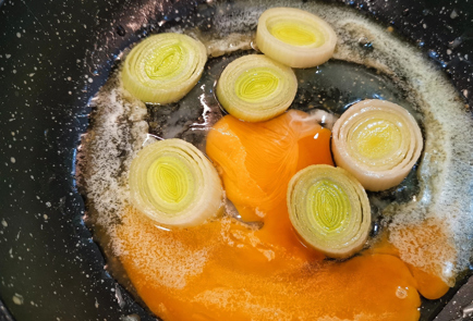 Фото шага рецепта Луковая яичница с соусом песто 151967 шаг 3  