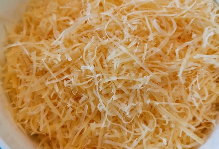 Фото шага рецепта Луковочесночные чипсы из сыра с карри 152492 шаг 1  