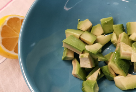 Фото шага рецепта Луковый салат из яиц и авокадо 151970 шаг 3  