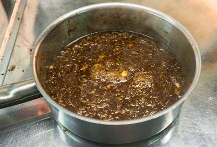 Фото шага рецепта Луковый суп с гренками 138566 шаг 11  