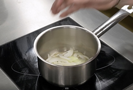 Фото шага рецепта Луковый суп с крутонами 139879 шаг 2  