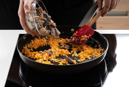 Фото шага рецепта Макароны карри с консервированной скумбрией и шпинатом 138915 шаг 4  