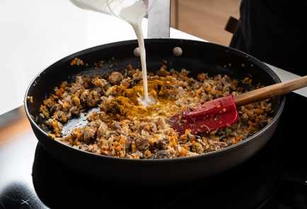 Фото шага рецепта Макароны карри с консервированной скумбрией и шпинатом 138915 шаг 5  