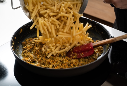Фото шага рецепта Макароны карри с консервированной скумбрией и шпинатом 138915 шаг 6  
