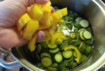 Фото шага рецепта Маринованные огурцы пофински с болгарским перцем 190835 шаг 12  