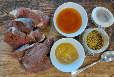 Фото шага рецепта Медальоны из говяжьей вырезки в медовогорчичном соусе с лимонным перцем 174222 шаг 1  
