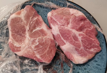 Фото шага рецепта Медальоны из свинины 190741 шаг 2