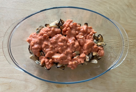 Фото шага рецепта Мидии в томатносливочном соусе с сыром и пастой 174086 шаг 9  