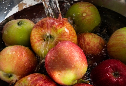 Фото шага рецепта Моченые яблоки с кардамоном и имбирем 151341 шаг 1  