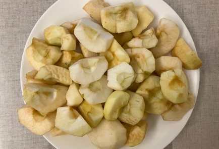 Фото шага рецепта Молочный бисквит с творогом яблоками и бананами 175695 шаг 5  