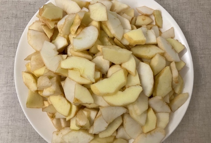 Фото шага рецепта Молочный бисквит с творогом яблоками и бананами 175695 шаг 6  