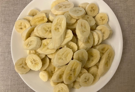 Фото шага рецепта Молочный бисквит с творогом яблоками и бананами 175695 шаг 7  