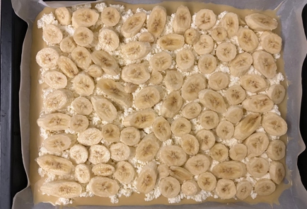 Фото шага рецепта Молочный бисквит с творогом яблоками и бананами 175695 шаг 9  
