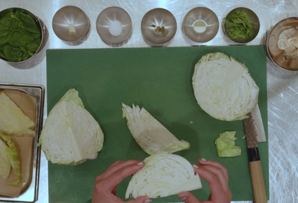Фото шага рецепта Молодая капуста с креветками йогуртом и травами 153082 шаг 2  