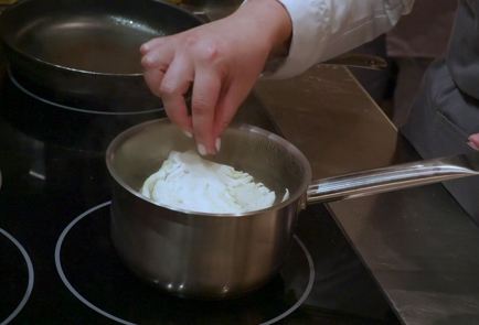Фото шага рецепта Молодая капуста с креветками йогуртом и травами 153082 шаг 3  