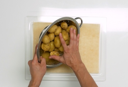 Фото шага рецепта Молодая картошка в духовке 151132 шаг 2  