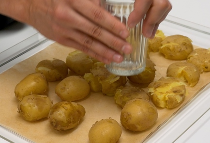 Фото шага рецепта Молодая картошка в духовке 151132 шаг 4  