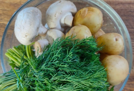 Фото шага рецепта Молодой картофель с грибами и сливками 176357 шаг 1  