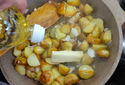 Фото шага рецепта Молодой картофель с грибами и сливками 176357 шаг 11  