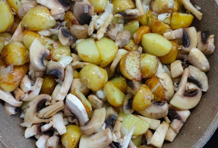 Фото шага рецепта Молодой картофель с грибами и сливками 176357 шаг 12  