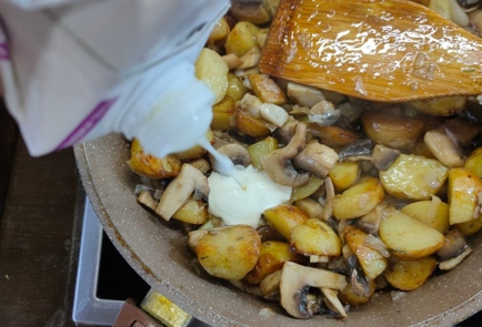 Фото шага рецепта Молодой картофель с грибами и сливками 176357 шаг 13  