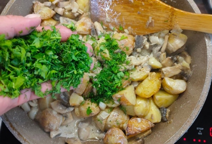 Фото шага рецепта Молодой картофель с грибами и сливками 176357 шаг 15  