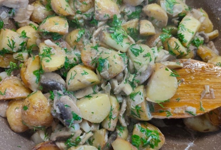 Фото шага рецепта Молодой картофель с грибами и сливками 176357 шаг 16  
