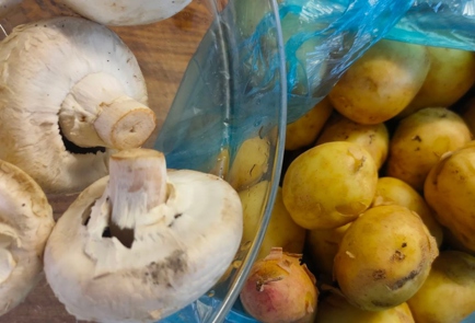 Фото шага рецепта Молодой картофель с грибами и сливками 176357 шаг 2  