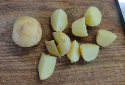 Фото шага рецепта Молодой картофель с грибами и сливками 176357 шаг 3  