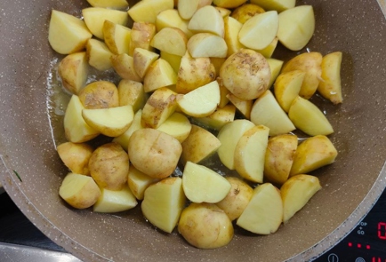 Фото шага рецепта Молодой картофель с грибами и сливками 176357 шаг 5  