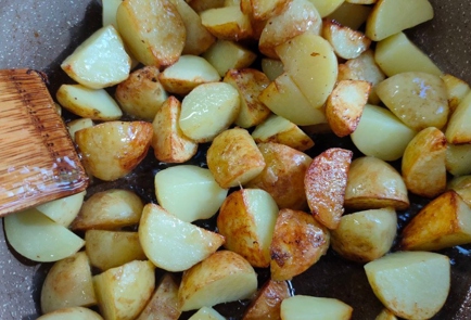 Фото шага рецепта Молодой картофель с грибами и сливками 176357 шаг 6  
