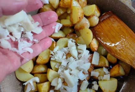 Фото шага рецепта Молодой картофель с грибами и сливками 176357 шаг 8  