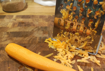 Фото шага рецепта Морковный кекс с изюмом и корицей 151938 шаг 4  