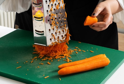 Фото шага рецепта Морковные оладьи с соленым йогуртом 151098 шаг 1  