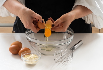 Фото шага рецепта Морковные оладьи с соленым йогуртом 151098 шаг 2  
