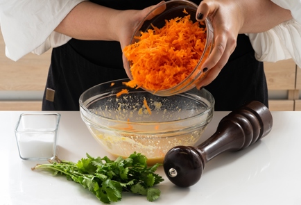 Фото шага рецепта Морковные оладьи с соленым йогуртом 151098 шаг 3  