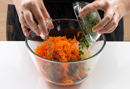 Фото шага рецепта Морковные оладьи с зирой и кориандром 139898 шаг 3  
