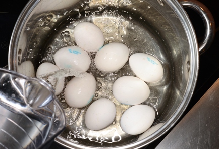 Фото шага рецепта Мраморные яйца 17870 шаг 1  