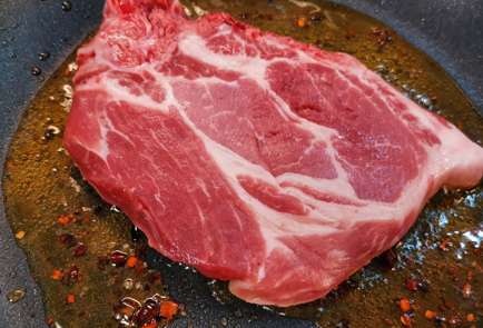 Фото шага рецепта Мраморный стейк из свиной шеи 152002 шаг 2  