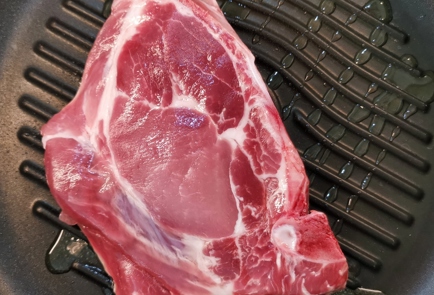 Фото шага рецепта Мраморный свиной стейк с соусом блючиз 152568 шаг 1  