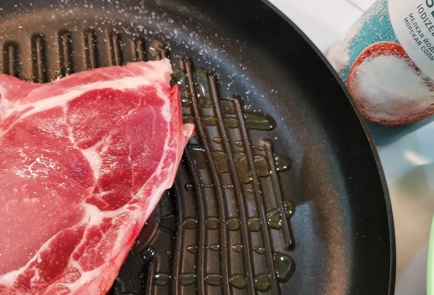 Фото шага рецепта Мраморный свиной стейк с соусом блючиз 152568 шаг 2  