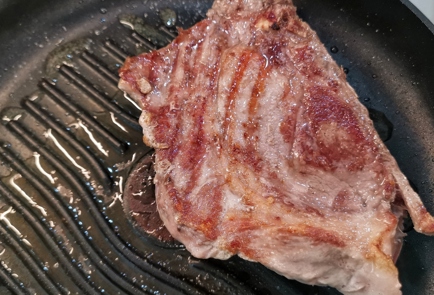 Фото шага рецепта Мраморный свиной стейк с соусом блючиз 152568 шаг 3  