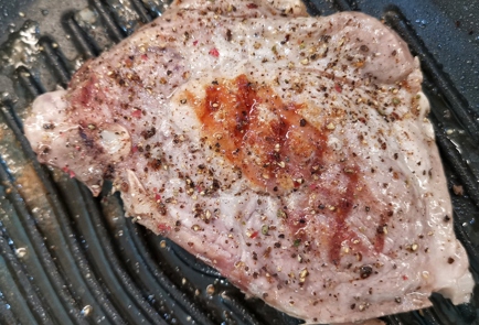 Фото шага рецепта Мраморный свиной стейк с соусом блючиз 152568 шаг 8  