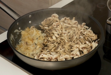 Фото шага рецепта Мясная кулебяка с грибами и гречкой 137116 шаг 3  