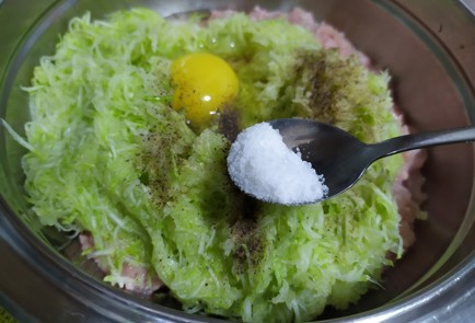 Фото шага рецепта Мясные маффины с кабачком 189729 шаг 6
